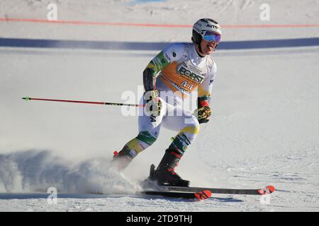 Coppa del mondo di sci alpino 2024 in Val Gardena - GrÃ¶den, Italia il 17 dicembre 2023. Slalom gigante, in azione Andrej Drukarov (LTU) © Pierre Teyssot/Maxppp credito: MAXPPP/Alamy Live News Foto Stock