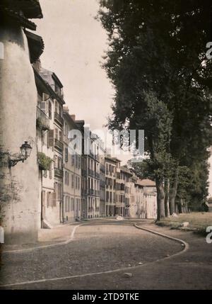 Bayonne, Francia, Habitat, architettura, lampione, lampione, Dwelling, Street, District, Francia, Bayonne, le rempart Lachepaillet, Bayonne, 01/08/1924 - 31/08/1924, Léon, Auguste, fotografo, 1924 - Aquitaine - Auguste Léon, Autochrome, foto, vetro, Autochrome, foto, positiva Foto Stock