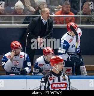 Muenchen, Deutschland. 17 dicembre 2023. Steve Walker (Chef-Trainer, Schwenninger Wild Wings). EHC Red Bull Muenchen gegen Schwenninger Wild Wings, Eishockey, DEL, 28. Spieltag, Saison 2023/2024, 17.12.2023. Foto: Eibner-Pressefoto/Heike Feiner Credit: dpa/Alamy Live News Foto Stock