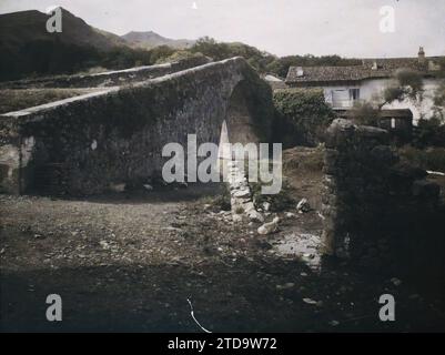 Saint-Étienne-de-Baigorry, Francia, Habitat, architettura, Arte, monte, montagna, ingegneria civile, corsi d'acqua, Rinascimento, ponte, Francia, St Etienne de Baigorry, il Ponte Vecchio Romano, Saint-Etienne-de-Baigorry, 25/09/1924 - 25/09/1924, Léon, Auguste, fotografo, 1924 - Aquitaine - Auguste Léon, Autochrome, foto, vetro, Autochrome, foto, positiva Foto Stock