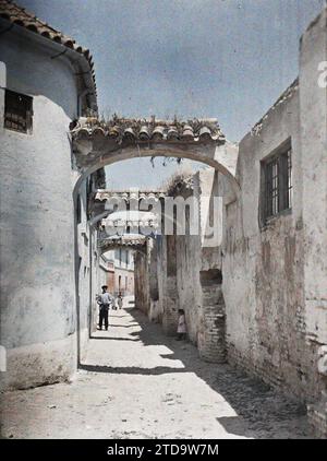 Cordoba, Spagna, Casa, architettura, esseri umani, Street, District, Arch, Arcade, Man, Spagna, Cordoba, Calle Postrera, Cordoue, 19/06/1914 - 22/06/1914, Léon, Auguste, fotografo, 1914 - Espagne, Spagna, Europa - Auguste Léon - (15 luglio-4 luglio), Autochrome, foto, vetro, Autochrome, foto, positiva Foto Stock