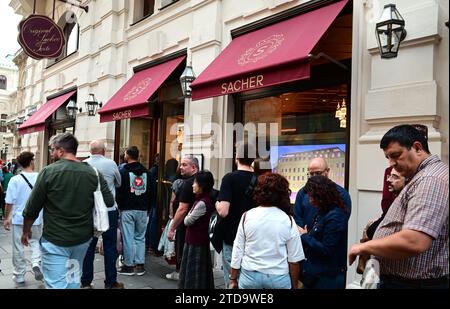 Vienna, Austria 30 settembre 2023 le persone si mettono in fila per entrare al Sacher Cafe e assaggiare Ooriginal Sacehr Tprte, famoso dessert locale Foto Stock