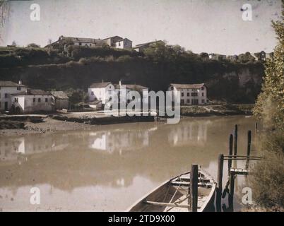 Guiche, Francia, Habitat, architettura, trasporti, fiume, barca, architettura rurale, alloggi, panorama urbano, trasporti fluviali e lacustri, Francia, Guiche, Guiche et la Bidouze, Guiche, 13/10/1924 - 13/10/1924, Léon, Auguste, fotografo, 1924 - Aquitaine - Auguste Léon, Autochrome, foto, vetro, Autochrome, foto, positiva Foto Stock