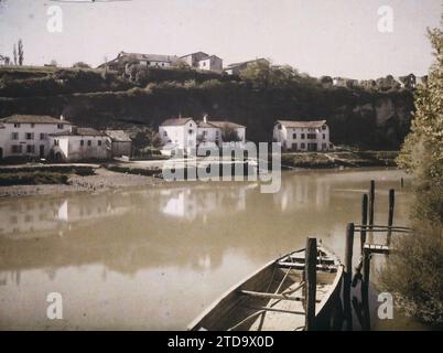 Guiche, Francia, Habitat, architettura, trasporti, fiume, barca, architettura rurale, alloggi, panorama urbano, trasporti fluviali e lacustri, Francia, Guiche, Guiche et la Bidouze, Guiche, 13/10/1924 - 13/10/1924, Léon, Auguste, fotografo, 1924 - Aquitaine - Auguste Léon, Autochrome, foto, vetro, Autochrome, foto, positiva Foto Stock