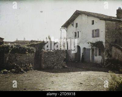 Guiche, Francia, abitazioni, architettura, resti archeologici, fattoria, architettura rurale, alloggi, Francia, Guiche, fattorie intorno al castello, Guiche, 13/10/1924 - 13/10/1924, Léon, Auguste, fotografo, 1924 - Aquitaine - Auguste Léon, Autochrome, foto, vetro, Autochrome, foto, positiva Foto Stock