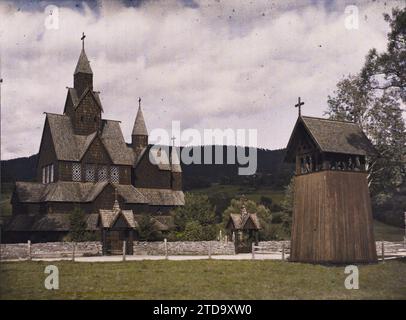 Heddal, vicino a Notodden, Norway Stave Church, o stavkirke, religione, HD, Arte, Habitat, architettura, Chiesa, cristianesimo, tetto, foresta, legno, esiste in alta definizione, Medioevo, architettura religiosa, Notodden, Old Church Hitterdal Church, Notodden, 03/09/1910 - 03/09/1910, Léon, Auguste, fotografo, 1910 - viaggio di Albert Kahn e Auguste Léon in Scandinavia - (9 agosto-14 settembre), Autochrome, Photo, Glass, Autochrome, foto, positivo, orizzontale, dimensioni 9 x 12 cm Foto Stock