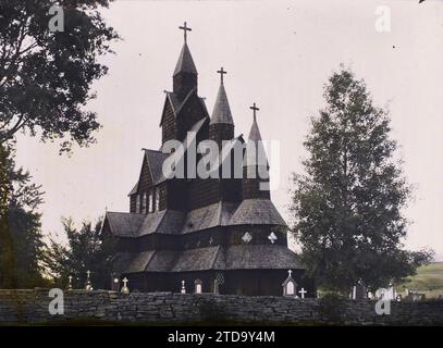 Heddal, vicino a Notodden, Norway Stave Church, o stavkirke, con il suo cimitero, religione, Arte, alloggi, architettura, Chiesa, cristianità, Medioevo, architettura religiosa, vicino a Notodden, Old Church Hitterdal Church, Notodden, 03/09/1910 - 03/09/1910, Léon, Auguste, fotografo, 1910 - viaggio di Albert Kahn e Auguste Léon in Scandinavia - (9 agosto-14 settembre), Autochrome, Photo, Glass, Autochrome, foto, positivo, orizzontale, dimensioni 9 x 12 cm Foto Stock