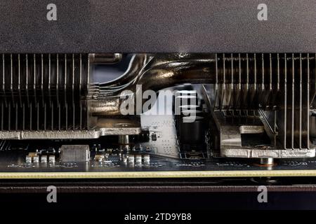 vista ravvicinata del dispositivo di raffreddamento delle schede grafiche moderne con tubi di calore tra i radiatori Foto Stock