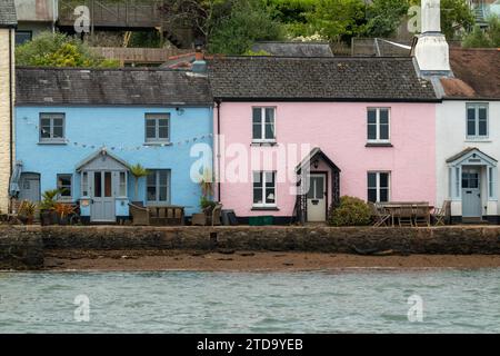 Vista sul fiume Dittisham - dettaglio di colorati cottage lungo il lungomare o "The Ham" sulle rive del fiume Dart. Foto Stock