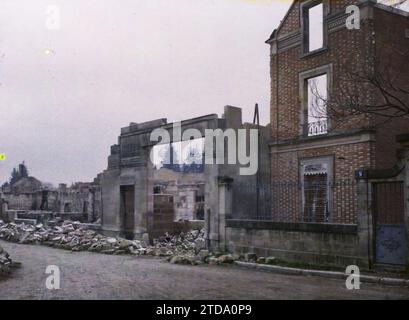 Révigny, Francia, prima guerra mondiale, Habitat, architettura, fronte posteriore, neve, rovine, bombardamenti, strada, distretto, Rubble, Grid, Francia, Révigny, una piccola serie di rovine, Révigny-sur-Ornain, 30/01/1915 - 30/01/1915, Léon, Auguste, fotografo, 1914-1915 - Zones Dévastées, Nord et Est de la France - Jean Brunhes, Auguste Léon et Georges Chevalier - (dicembre 1914-aprile 1915), Autochrome, Photo, Glass, Autochrome, foto, positiva Foto Stock