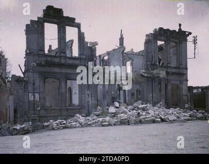 Révigny, Francia, prima guerra mondiale, alloggi, architettura, fronte posteriore, neve, Municipio, Municipio, architettura civile pubblica, rovine, bombardamenti, Rubble, Francia, Révigny, Municipio distrutto, Révigny-sur-Ornain, 30/01/1915 - 30/01/1915, Léon, Auguste, fotografo, 1914-1915 - Zones Dévastées, Nord et Est de la France - Jean Brunhes, Auguste Léon et Georges Chevalier - (dicembre 1914-aprile 1915), Autochrome, Photo, Glass, Autochrome, foto, positiva Foto Stock