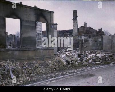 Révigny, Francia, prima guerra mondiale, fronte posteriore, neve, rovine, bombardamenti, Chimney, Rubble, Francia, Révigny, un altro tratto dalla strada principale: rue de Vitry, Révigny-sur-Ornain, 30/01/1915 - 30/01/1915, Léon, Auguste, fotografo, 1914-1915 - Zones Dévastées, Nord et Est de la France - Jean Brunhes, Auguste Léon et Georges Chevalier - (dicembre 1914-aprile 1915), Autochrome, Photo, Glass, Autochrome, foto, positiva Foto Stock