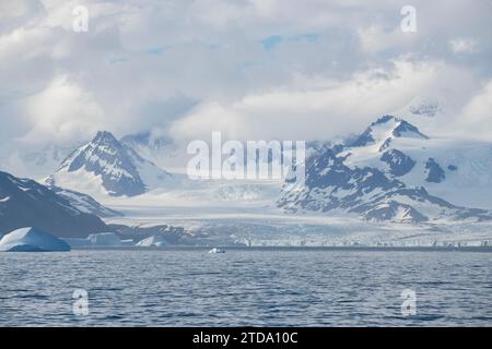 Georgia del Sud, Grytviken. Vista costiera del ghiacciaio. Foto Stock