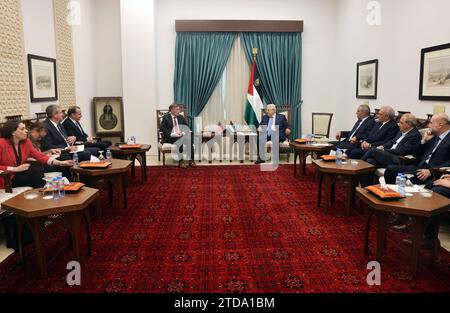 Incontro del presidente palestinese Mahmud Abbas con il consigliere per la sicurezza nazionale degli Stati Uniti Jake Sullivan a Ramallah il presidente palestinese Mahmud Abbas ha incontrato il consigliere per la sicurezza nazionale degli Stati Uniti Jake Sullivan a Ramallah nella Cisgiordania occupata il 15 dicembre 2023. Foto di Thaer Ganaim apaimages Ramallah Cisgiordania territorio palestinese 171223 Ramallah po 002 Copyright: XapaimagesxThaerxGanaimxxapaimagesx Foto Stock