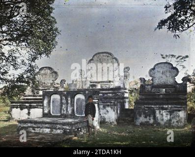 Provincia di Hà-dông, Tonchino, Indocina Un bambino su un altare di campagna, abbigliamento, Habitat, architettura, esseri umani, vita quotidiana, Costume, tomba, architettura funeraria, bambino, vita rurale, altare, Indocina, Tonchino, Hàdông, Country Monuments of Worship, Country Altar., ha-Dong [région], 01/01/1914 - 31/12/1915, Busy, Léon, fotografo Léon Busy en Indochine, Autochrome, foto, vetro, Autochrome, foto, positivo, orizzontale, dimensioni 9 x 12 cm Foto Stock