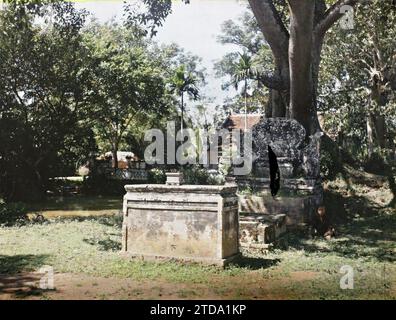 Provincia di Hà-dông, Tonchino, Indocina Un altare rurale vicino a un piccolo tempio buddista, religione, Habitat, architettura, Buddismo, tempio, Tomba, architettura funeraria, altare, architettura religiosa, Indocina, Tonchino, Hàdông, monumenti rurali di Cult, altare campestre, Hà-nôi, Hainoi Vietnam [région], 01/01/1914 - 31/12/1915, occupato, Léon, Léon fotografo occupato en Indochine, Autochrome, foto, vetro, Autochrome, foto, positivo, orizzontale, dimensioni 9 x 12 cm Foto Stock