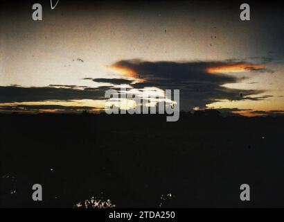 Hà-nôi, Hainoi Vietnam, Tonchino, Indocina Un tramonto sul grande Lago, natura, ambiente, paesaggio, tramonto, alba, lago, stagno, Indocina, Tonchino, Hanoi, tramonto con il grande lago di Hanoi, Grand Lac, 01/01/1914 - 31/12/1915, occupato, Léon, fotografo Léon occupato en Indochine, Autochrome, foto, vetro, Autochrome, foto, positivo, orizzontale, dimensioni 9 x 12 cm Foto Stock