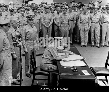 TOKYO, GIAPPONE - 02 settembre 1945 - l'ammiraglio della flotta della Marina degli Stati Uniti Chester W Nimitz firma lo strumento di resa del Giappone come rappresentante a degli Stati Uniti Foto Stock