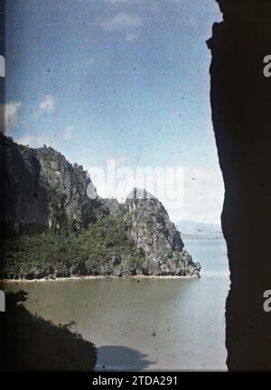 Ha-Long Bay, provincia di Quang-yen, Tonchino, Indocina Un paesaggio tratto dall'interno della "Grotta delle meraviglie", natura, ambiente, paesaggio, Mare, oceano, Grotta, Indocina, Annam, lungo la baia, vista dall'interno della grotta, ha-Long [Baie de], 01/01/1914 - 31/12/1915, Busy, Léon, fotografo Léon occupato en Indochine, Autochrome, foto, vetro, Autochrome, foto, positivo, verticale, dimensioni 9 x 12 cm Foto Stock