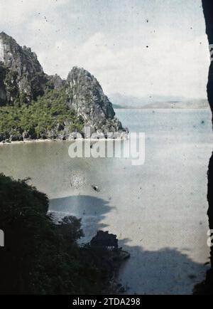 Ha-Long Bay, provincia di Quang-yen, Tonchino, Indocina Un panorama che si riprende dall'interno della "Grotta delle meraviglie", natura, ambiente, scienze, tecniche, paesaggio, Mare, oceano, erosione, Grotta, geologia, Indocina, Annam, lungo la baia, Vista dall'interno della grotta, ha-Long [Baie de], 01/01/1914 - 31/12/1915, Busy, Léon, fotografo Léon occupato en Indochine, Autochrome, foto, vetro, Autochrome, foto, positivo, verticale, dimensioni 9 x 12 cm Foto Stock