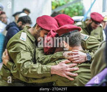 Gerusalemme, Israele. 17 dicembre 2023. Amici, soldati, vicino alla nuova tomba di Joseph Avner Duran che fu ucciso nella guerra della "Spada di ferro" tra Israele e Hamas. Foto Stock