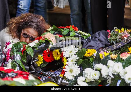 Gerusalemme, Israele. 17 dicembre 2023. La madre appoggiata sulla tomba fresca di Joseph Avner Duran che fu ucciso nella guerra della "Spada di ferro" tra Israele e Hamas. Credito: Yoram Biberman/Alamy Live News. Foto Stock