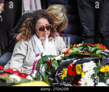 Gerusalemme, Israele. 17 dicembre 2023. La madre vicino alla tomba fresca di Joseph Avner Duran che fu ucciso nella guerra della "Spada di ferro" tra Israele e Hamas. Credito: Yoram Biberman/Alamy Live News. Foto Stock