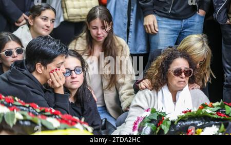 Gerusalemme, Israele. 17 dicembre 2023. Donne (tra cui madre e sorella) vicino alla tomba di Joseph Avner Duran che fu ucciso nella guerra della "Spada di ferro" tra Israele e Hamas. Foto Stock