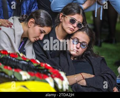 Gerusalemme, Israele. 17 dicembre 2023. Tre fanciulle vicino alla tomba fresca di Joseph Avner Duran che fu ucciso nella guerra della "Spada di ferro" tra Israele e Hamas. Credito: Yoram Biberman/Alamy Live News. Foto Stock