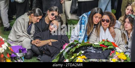 Gerusalemme, Israele. 17 dicembre 2023. Un gruppo di donne (tra cui madre e sorella) vicino alla tomba fresca di Joseph Avner Duran che fu ucciso nella guerra della "Spada di ferro" tra Israele e Hamas. Credito: Yoram Biberman/Alamy Live News. Foto Stock