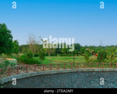 Bella foto del giardino con sterline . La vista sulla natura è fantastica. Laghetto di grandi dimensioni con piscine. Questa è bella bellezza della natura. Foto Stock