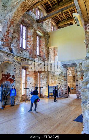 Castello di Lulworth UK/Dorset/ East Lulworth Â Lulworth Castle ist ein historisches Schloss in der Grafschaft Dorset, Inghilterra. Castello di Lulworth, ein Juwel der Jacobean-Architektur, erhebt sich majestätisch über die sanfte Landschaft von Dorset, Inghilterra. MIT seinen charakteristischen Türmchen und Zinnen strahlt das Schloss einen zeitlosen Charme aus. Die geschichtsträchtige Vergangenheit des Anwesens erstreckt sich bis ins 17. Jahrhundert. IM Bürgerkrieg ist es ausgebrannt und wurde nach und nach umfassend Restauriert und erstrahlt heute in Seiner alten Pracht. Eingebettet in Die malerische Umgebung Foto Stock