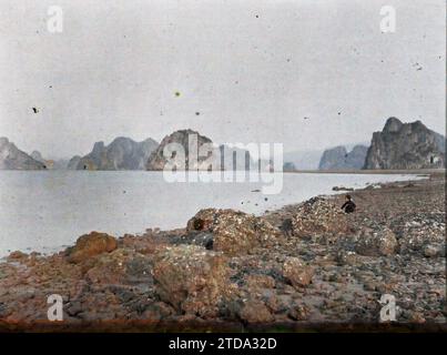 Baia di Pha-si-Long (fai-tsi-Long), Tonchino, Indocina alba sulle rocce, di fronte al villaggio di Cam-pha, natura, ambiente, esseri umani, paesaggio, isola, mare, oceano, tramonto, alba, bambino, Indocina, Tonchino, lungo la baia, alba di fronte al villaggio di Campha, Pha-si-Long [Baie de], 01/04/1915 - 30/04/1915, occupato, Léon, fotografo Léon occupato en Indochine, Autochrome, foto, vetro, Autochrome, foto, positivo, orizzontale, dimensioni 9 x 12 cm Foto Stock