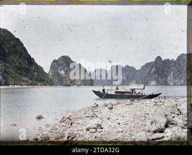 PHA-si-Long Bay (fai-tsi-Long), Tonchino, Indocina Un sampan vicino all'ingresso del tunnel Cam-pha (noto come "Tunnel doganale"), natura, ambiente, trasporti, paesaggio, isola, mare, oceano, barca, trasporto marittimo, Indocina, Tonchino, Along Bay, ingresso del tunnel doganale, Pha-si-Long [Baie de], 01/04/1915 - 30/04/1915, Busy, Léon, Léon fotografo Busy en Indochine, Autochrome, Photo, Glass, Autochrome, foto, positivo, orizzontale, dimensioni 9 x 12 cm Foto Stock