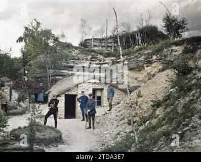 Mareuil-la-Motte, Oise, Piccardia, Francia Ufficio del comandante di artiglieria sull'altopiano di Saint-Claude, personalità, abbigliamento, esseri umani, prima guerra mondiale, alloggi, architettura, società, personalità militare, uniforme militare, ritratto di gruppo, campo, fronte, trincee, artiglieria, architettura effimera, uomo, Esercito, Francia, Ufficio dell'Artiglieria Commt S/ l'Altopiano di St Claude, Mareuil-la-Motte, 24/07/1915 - 24/07/1915, Passet, Stéphane, fotografo, 1915 - Picardie - Stéphane Passet, Autochrome, foto, vetro, Autochrome, foto, positivo, orizzontale, dimensioni 9 x 12 cm Foto Stock