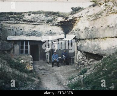 Mareuil-la-Motte, Oise, Piccardia, Francia Gourbi degli ufficiali di Saint-Claude, abbigliamento, esseri umani, prima guerra mondiale, alloggi, architettura, società, uniforme militare, ritratto di gruppo, campo, anteriore, trincee, architettura effimera, uomo, esercito, Francia, Gourbi of Officers in St Claude, Mareuil-la-Motte, 01/08/1915-01/08/1915, Passet, Stéphane, fotografo, 1915 - Picardie - Stéphane Passet, Autochrome, foto, vetro, Autochrome, foto, positivo, orizzontale, dimensioni 9 x 12 cm Foto Stock