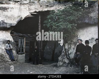 Mareuil-la-Motte, Oise, Piccardia, Francia rifugi nella cava di Saint-Claude, abbigliamento, esseri umani, prima guerra mondiale, alloggi, architettura, uniforme militare, ritratto di gruppo, campo, fronte, trincee, Pelosa, architettura effimera, Man, Francia, rifugi nelle cave di St Claude. (La posizione di St Claude è il punto più vicino a Parigi (il fronte)), Mareuil-la-Motte, 01/08/1915 - 01/08/1915, Passet, Stéphane, fotografo, 1915 - Picardie - Stéphane Passet, Autochrome, foto, vetro, Autochrome, foto, positivo, orizzontale, dimensioni 9 x 12 cm Foto Stock