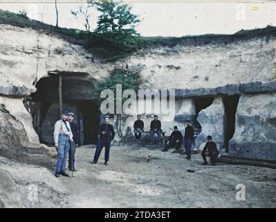 Mareuil-la-Motte, Oise, Piccardia, Francia le cave di Saint-Claude che fungono da rifugio per gli uomini delle batterie, abbigliamento, natura, ambiente, esseri umani, prima guerra mondiale, alloggi, architettura, uniforme militare, risorse minerarie, gruppo di ritratti, accampamento, fronte, trincee, pelosi, artiglieria, architettura effimera, Man, Francia, le cave di St Claude che fungono da rifugio per gli uomini delle batterie, Mareuil-la-Motte, 01/08/1915 - 01/08/1915, Passet, Stéphane, fotografo, 1915 - Picardie - Stéphane Passet, Autochrome, foto, vetro, Autochrome, foto, positivo, orizzontale, dimensioni 9 x 12 cm Foto Stock