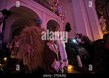 Brno, Repubblica Ceca. 17 dicembre 2023. L'iniziativa Ucraina della Moravia meridionale tiene un concerto natalizio "Old Ukrainian Christmas" a St. Chiesa greco-cattolica Joseph a Brno, Repubblica Ceca, il 17 dicembre 2023. Crediti: Patrik Uhlir/CTK Photo/Alamy Live News Foto Stock