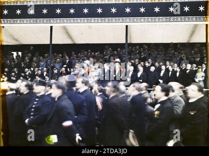 Parigi (VII arr.), Francia il funerale del maresciallo Foch, il tribuno delle personalità ufficiali Place des Invalides, personalità, società, abbigliamento, alloggi, architettura, personalità politica, funerali, personalità militare, uniforme militare, folla, installazione effimera, Francia, Parigi, funerale del maresciallo Foch France, Parigi, funerale del maresciallo Foch, Invalides, 26/03/1929 - 26/03/1929, Passet, Stéphane, fotografo, Autochrome, foto, vetro, Autochrome, foto, positivo, orizzontale, dimensioni 9 x 12 cm Foto Stock