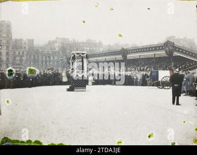 Parigi (7° arrondissement), Francia i funerali del maresciallo Foch, discorso di Raymond Poincaré Place des Invalides, personalità, società, vita politica, alloggi, architettura, personalità politica, funerale, funerale della personalità, canonico, Square, Speech, effimero installazione, Flag, Francia, Parigi, funerale del Maresciallo Foch, Invalides, 26/03/1929 - 26/03/1929, Passet, Stéphane, fotografo, Autochrome, foto, vetro, Autochrome, foto, positivo, orizzontale, dimensioni 9 x 12 cm Foto Stock