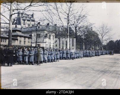 Parigi (XVI arr.), Francia i funerali dell'ambasciatore degli Stati Uniti Myron Herrick avenue d'Iéna, società, personalità, abbigliamento, relazioni internazionali, prima guerra mondiale, funerali, funerali di personalità, uniforme militare, diplomazia, intervento americano, Esercito, Francia, Parigi, funerale di Myron Herrick - arrivo della fanteria Escort, Arrondissement XVI, Etats-Unis [in connessione con], 03/04/1929 - 03/04/1929, Passet, Stéphane, fotografo, Autochrome, foto, vetro, Autochrome, foto, positivo, orizzontale, dimensioni 9 x 12 cm Foto Stock