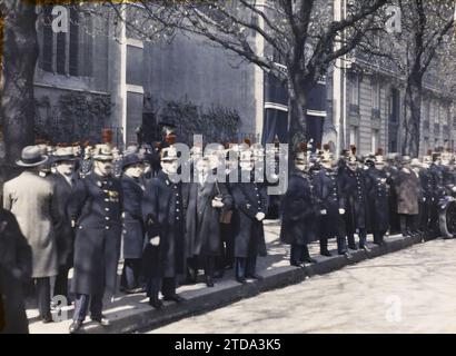 Parigi (VII arr.), Francia il funerale dell'ambasciatore degli Stati Uniti Myron Herrick, la Guardia Repubblicana di fronte alla chiesa americana Quai d'Orsay, Society, Personality, Clothing, Religion, relazioni internazionali, prima guerra mondiale, alloggi, architettura, Chiesa, funerale, funerale di personalità, uniforme militare, cristianesimo, tappeto, impiccagione, poliziotto, Gendarme, diplomazia, intervento americano, architettura religiosa, Francia, Parigi, funerale di Myron Herrick - Guardia Repubblicana di fronte alla Cattedrale, Arrondissement VII, Etats-Unis [in connessione con], 03/04/1929 - 03/04/1929, Passet, S. Foto Stock