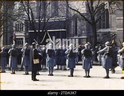 Parigi (VII arr.), Francia il funerale dell'ambasciatore degli Stati Uniti Myron Herrick, arrivo alla chiesa americana quai d'Orsay, Society, Personality, Clothing, Religion, relazioni internazionali, prima guerra mondiale, alloggi, architettura, Chiesa, funerale, funerale di personalità, uniforme militare, cristianesimo, tappeto, impiccagione, diplomazia, intervento americano, architettura religiosa, esercito, Francia, Parigi, funerale di Myron Herrick - arrivo alla Cattedrale americana, Arrondissement VII, Etats-Unis [in connessione con], 03/04/1929 - 03/04/1929, Passet, Stéphane, fotografo, Autochrome, foto, Glas Foto Stock