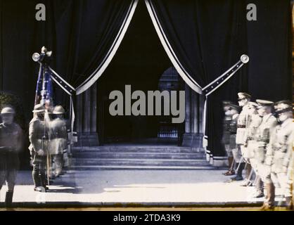 Parigi (VII arr.), Francia i funerali dell'ambasciatore degli Stati Uniti Myron Herrick, decorazione dell'ingresso alla chiesa americana Quai d'Orsay, Society, Personality, Clothing, Religion, relazioni internazionali, prima guerra mondiale, alloggi, architettura, Chiesa, funerale, funerale di personalità, uniforme militare, cristianesimo, tappeto, impiccagione, diplomazia, intervento americano, bandiera, architettura religiosa, esercito, Francia, Parigi, funerale di Myron Herrick - bandiera Star-spangled davanti alla Cattedrale, Arrondissement VII, Etats-Unis [in connessione con], 03/04/1929 - 03/04/1929, Passet, Stéphane, pag Foto Stock