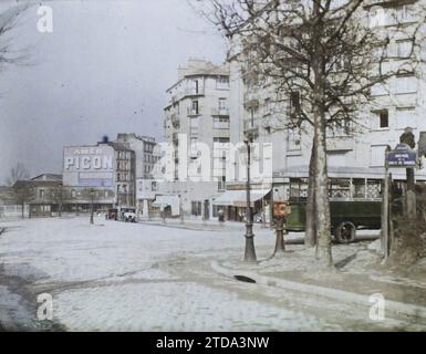 Parigi (XIV arr.), Francia costruzione di un edificio sul sito delle vecchie fortificazioni, Place de la porte de Vanves, attività economica, edilizia abitativa, architettura, trasporti, pubblicità, opere, trasporti automobilistici, automobili, alloggi, autobus, fortificazioni, cartello stradale, Francia, Parigi, porte de Vanves, Arrondissement XIV, fortificazioni, Petite ceinture, la zone, 09/04/1929 - 10/04/1929, Passet, Stéphane, fotografo, Autochrome, foto, vetro, Autochrome, foto, positivo, orizzontale, dimensioni 9 x 12 cm Foto Stock