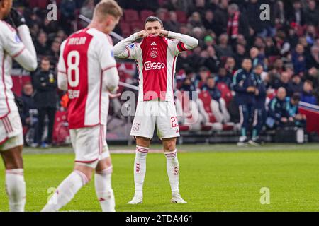 Amsterdam, Paesi Bassi. 17 dicembre 2023. AMSTERDAM, PAESI BASSI - 17 DICEMBRE: Steven Berghuis dell'Ajax deluso durante il match olandese tra Ajax e PEC Zwolle alla Johan Cruijff Arena il 17 dicembre 2023 ad Amsterdam, Paesi Bassi. (Foto di Andre Weening/Orange Pictures) credito: Orange Pics BV/Alamy Live News Foto Stock