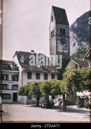 Unterseen, Svizzera Unterseen Stadthausplatz, Housing, Architecture, Church, orologio, campanile, architettura civile pubblica, strada, quartiere, Piazza, architettura religiosa, Svizzera, Untersen, Untersen vicino a Interlaken, Untersen, 30/06/1912 - 30/06/1912, Léon, Auguste, fotografo, 1912 - Svizzera - Auguste Léon et Cesare Calciati (30 luglio), Autochrome, Photo, Glass, Autochrome, foto, positivo, verticale, dimensioni 9 x 12 cm Foto Stock