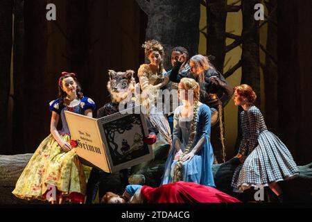 La sequenza dei sogni della foresta con Cappucccetto Rosso, Cenerentola, Rapunzel e altri personaggi di Grimm in HANSEL E GRETEL alla Royal Opera, Covent Garden, Londra WC2 16/12/2023 musica: Engelbert Humperdinck libretto: Adelheid Wette traduzione inglese: Kelley Rourke direttore: Mark Wigglesworth design & regia: Anthony McDonald illuminazione: Lucy Carter Movement: Lucy Burge Foto Stock