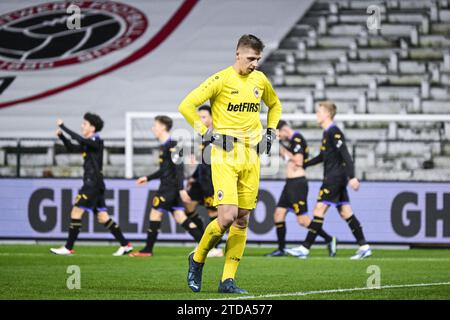 Anversa, Belgio. 17 dicembre 2023. Il portiere di Anversa, Jean Butez, sembra depresso durante una partita di calcio tra Royal Antwerp FC e RSCA Anderlecht, il giorno 18 della stagione 2023-2024 della prima divisione del campionato belga "Jupiler Pro League", ad Anversa domenica 17 dicembre 2023. BELGA PHOTO TOM GOYVAERTS Credit: Belga News Agency/Alamy Live News Foto Stock